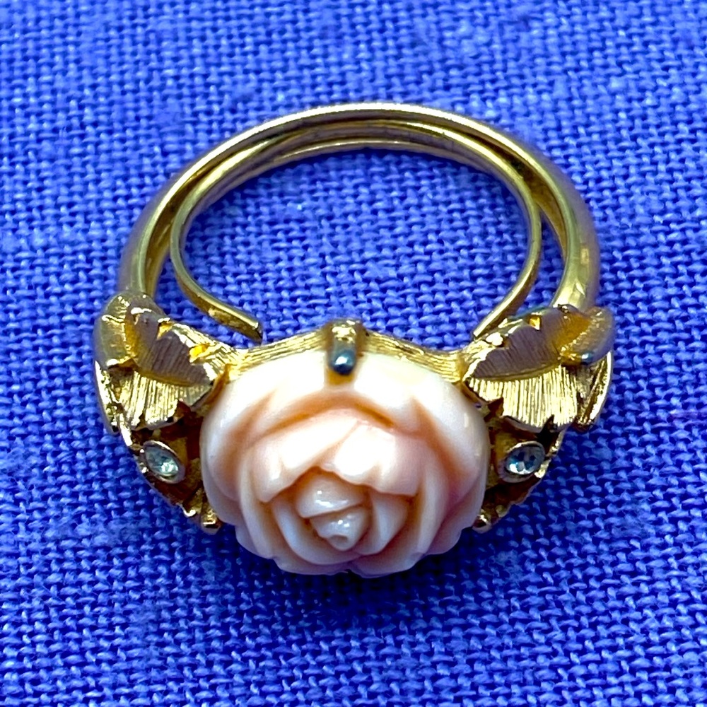 Vintage Avon gold tone rose ring in size 6-6.5 with clear CZ accents 🥀🌹